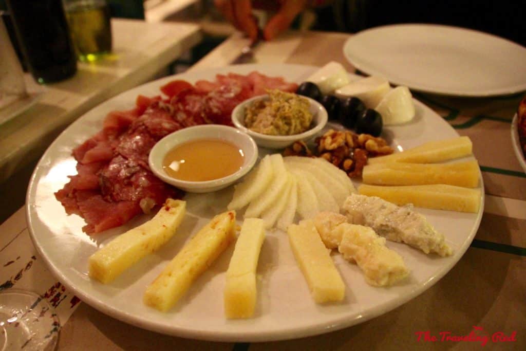 Dinner at Il Forno | Things to See & Do in Siem Reap Cambodia | Golden Temple Residences | Cooking Class | Cambodian curry | Angkor Wat | Temple Tour | Pub Street | Il Forno | Genevieve | Malis #siemreap #cambodia #angkorwat