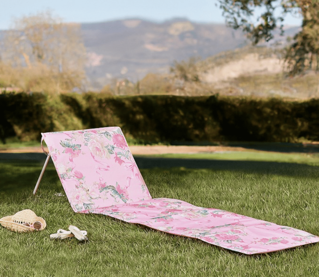 Everything you need to pack for you next beach trip. Beach mat loungers.